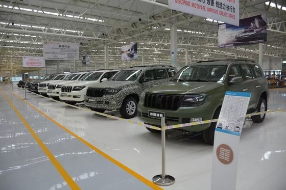 Off-road SUV op voorraad Groot vermogen Grote ruimte Drie kleuren automobielproductie geavanceerde motortechnologie